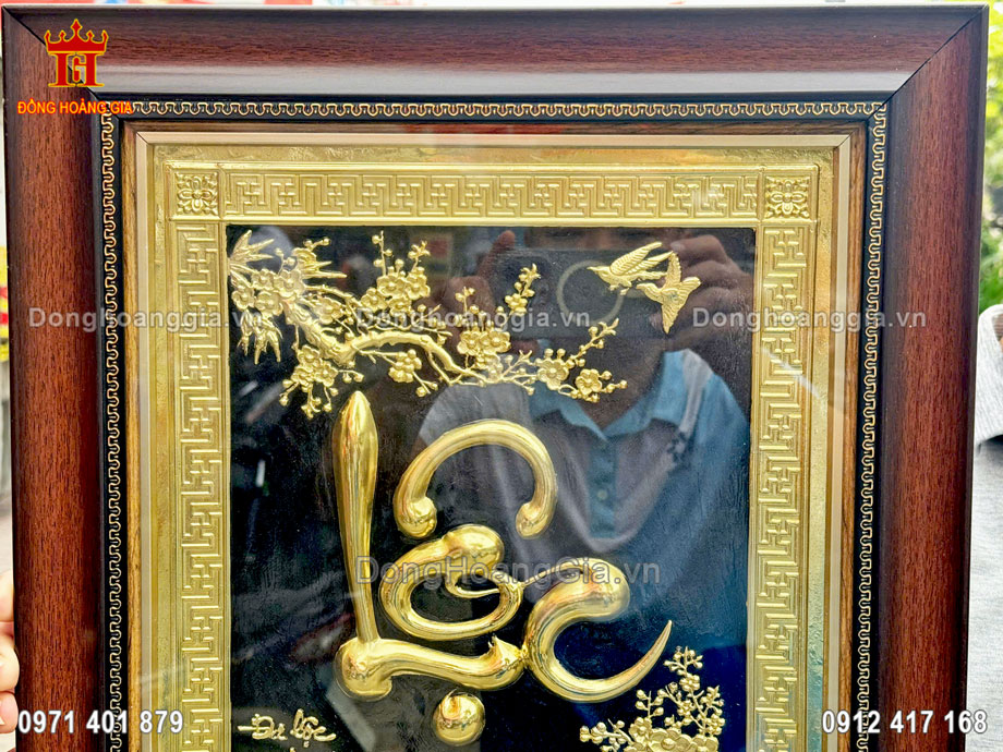 Từng đường nét trên bức tranh được chạm khắc tỉ mỉ và tinh xảo